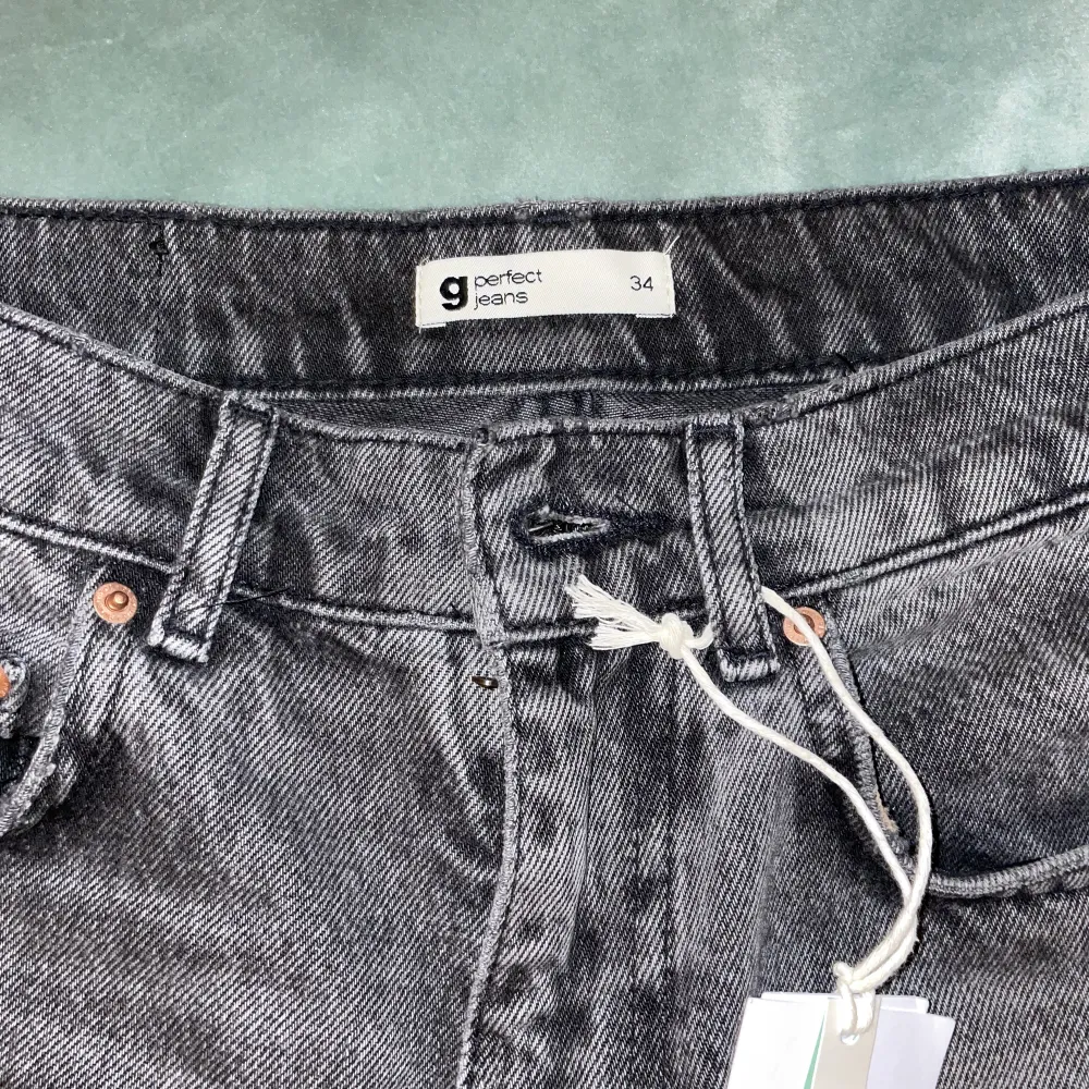 Säljer dessa helt nya 90s petite jeans från Gina tricot, med prislappen kvar i storlek 34 :). Jeans & Byxor.