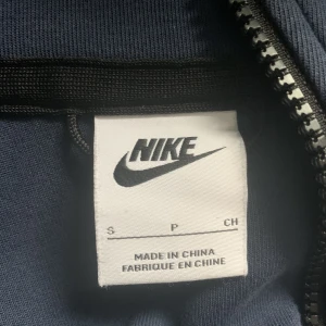 Navy Nike tech - Hej, säljer nu min nike tech då den inte kommer till användning så ofta om man vill ha fler bilder kom privat