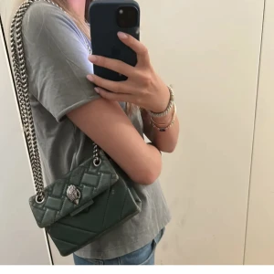 Kurt geiger väska  - Sällhet min Kurt geiger väska då jag häller vill ha en annan just nu! Size mini nypris 3500 säljer för 999 kan mötas!!❤️