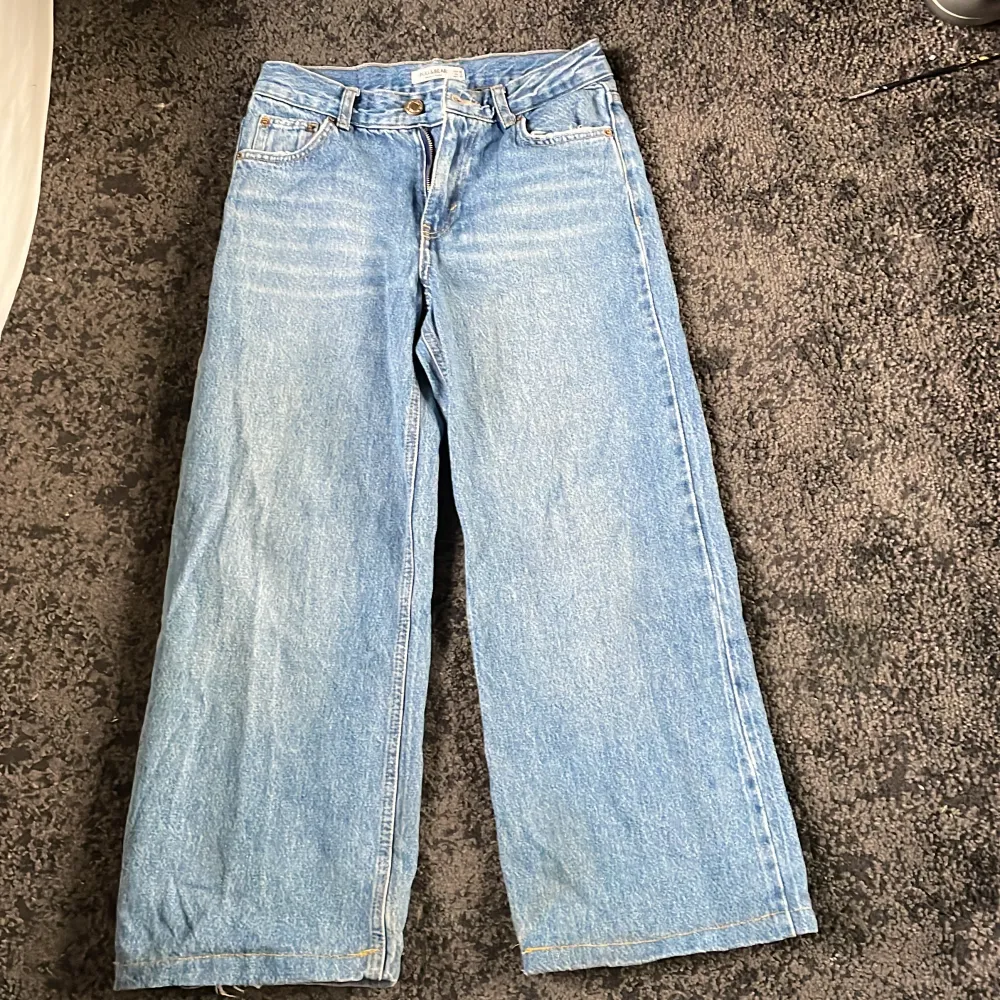 Jätte snygga Baggy jeans med design på bakfickorna. Dom är ganska slitna vid hälen men inte jättemycket, annars är dom i bra skick . Jeans & Byxor.