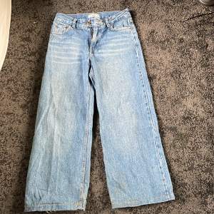 Jätte snygga Baggy jeans med design på bakfickorna. Dom är ganska slitna vid hälen men inte jättemycket, annars är dom i bra skick 