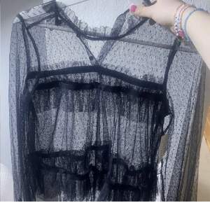Säljer denna fina mesh tröja från Gina tricot, kommer tyvärr inte till användning använt 1 gång🩷