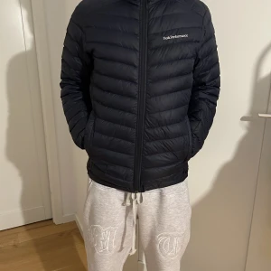 Peak perfomance jacka - Perfekt jacka nu till hösten!! 🍂 storlek small. Desvärre är den defekt! Det är ett hål på utsidan av en av fickorna! Kom dm om bild vill synas.