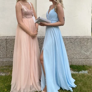 Balklänning  - Min fina balklänning från JJ’s House, säljs inte längre på deras sida, endast använd under min bal🩵finns några få defekter men nästan osynliga och kan säkerligen fixas till,därav sänker ja priset nu, (skriv så skickar ja bild på de)köpt för ca 1300kr