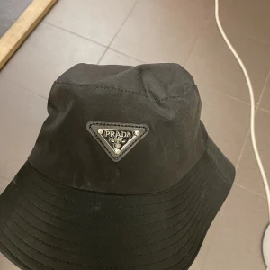Prada bucket hat  - I bra skick använd några gånger One Size pris kan diskuters