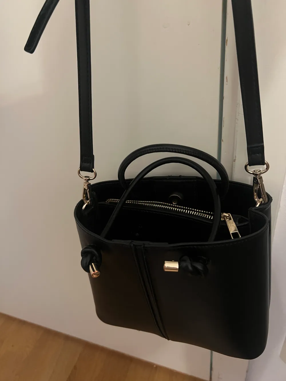 Säljer min svarta handväska från Zara, perfekt storlek! På tredje bilden ser ni storleken lite tydligare 😊. Väskor.