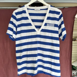 Fanny T-shirt  - Så snygg T-shirt i mjukt material och vringning från Ganni. Endast använd 1 gång