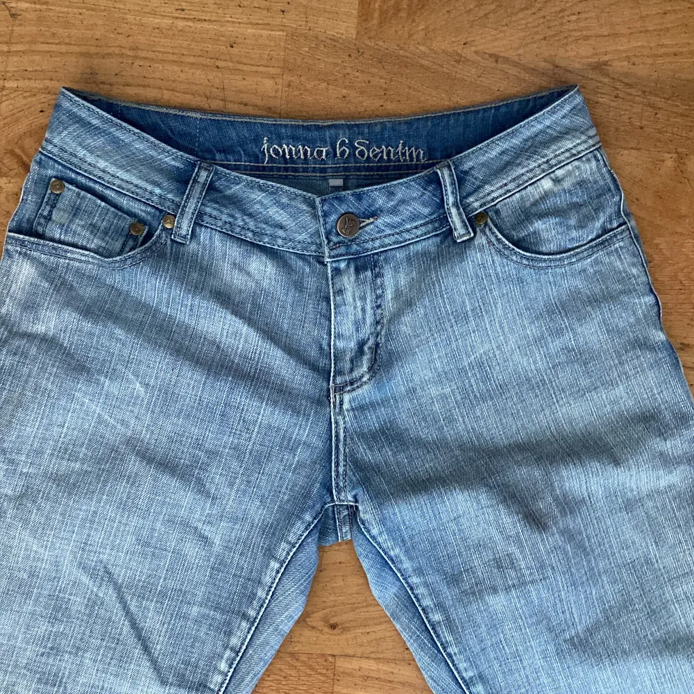 Low waist bootcut vintage jeans med snygga fickor. Hittar ingen storlek men skulle gissa på runt 36. Jag är 165 så jeansen passar dom som är runt min längd :) fråga om ni har frågor . Jeans & Byxor.