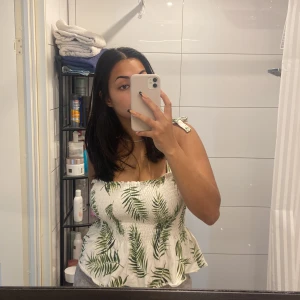 Topp - Topp som inte längre kommer till användning Toppen är någorlunda kort, den täcker alltså inte hela magen