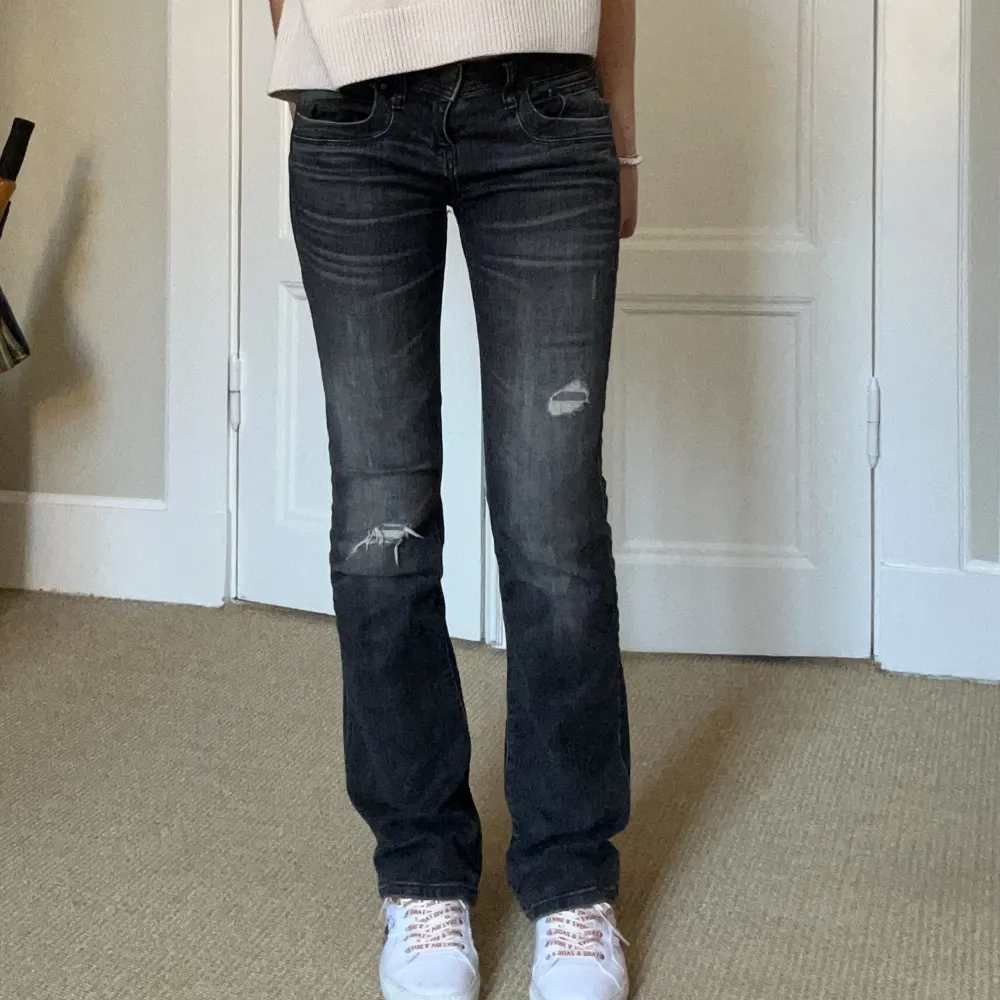 Säljer mina superfina grå jeans från LTB. I modellen Valerie som är helt slutsålda överallt. Storlek 27/32. Är i bra skick!💕 Är 170 cm lång. Jeans & Byxor.