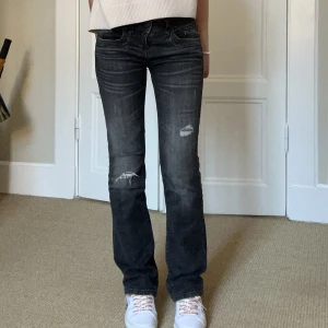 LTB Valerie bootcut jeans - Säljer mina superfina grå jeans från LTB. I modellen Valerie som är helt slutsålda överallt. Storlek 27/32. Är i bra skick!💕 Är 170 cm lång