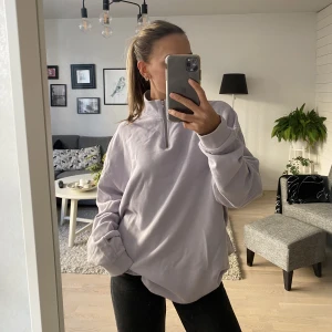 Lila zip tröja - En oversized tröja med zip som är använd ett fåtal gånger därav lite nopprig men inget överdrivet. Mjukt och mysigt material. 