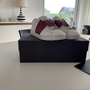 Valentino Garavani Skor - Tjena! Säljer nu mina röda Valentino Garavani skor. Knappt använda och box mm tillkommer.   Nypris : 6500:- Cond : 9/10 - finns ett litet märke framtill. Storlek : 41 passar 42 