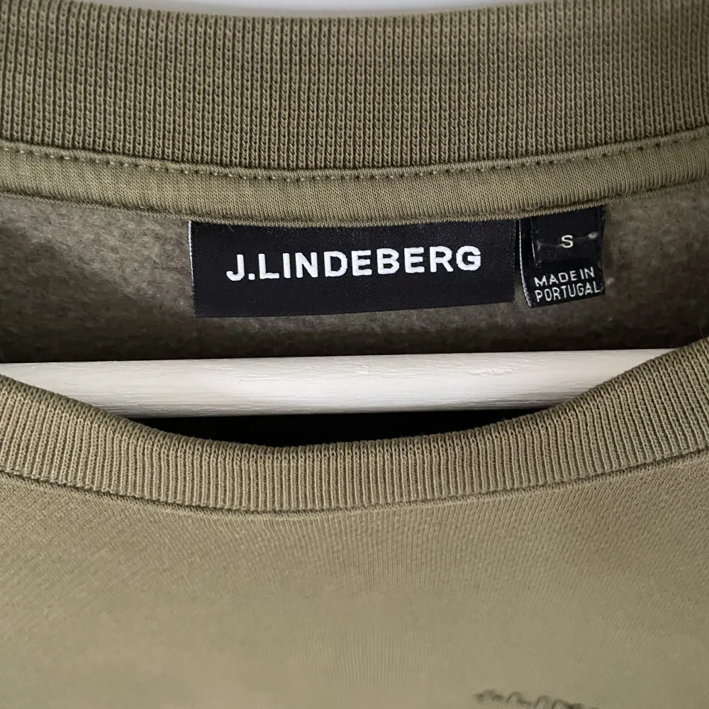 Säljer nu min snygga J. Lindeberg-sweatshirt i storlek S/M. Mycket fint skick och nästan oanvänd. köpt för 1200.. Tröjor & Koftor.