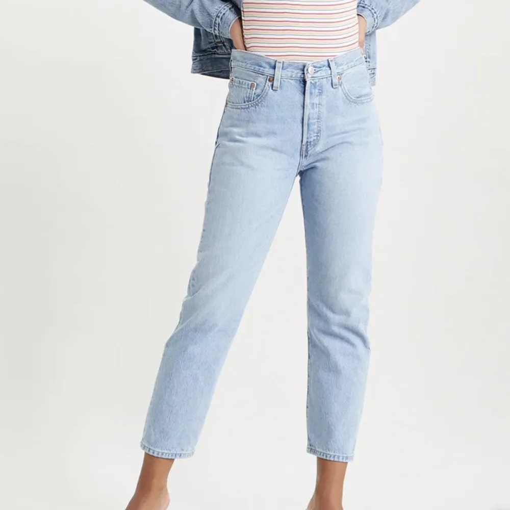 Superfina mid-waist jeans från Levis. Köptes för 1100kr. Använda ett fåtal gånger. Säljer då de är för små💕 längd: 28 (jag är 154 lång och de går ner till golvet på mig). Midja: 23 (minsta storleken). Pris kan diskuteras! . Jeans & Byxor.