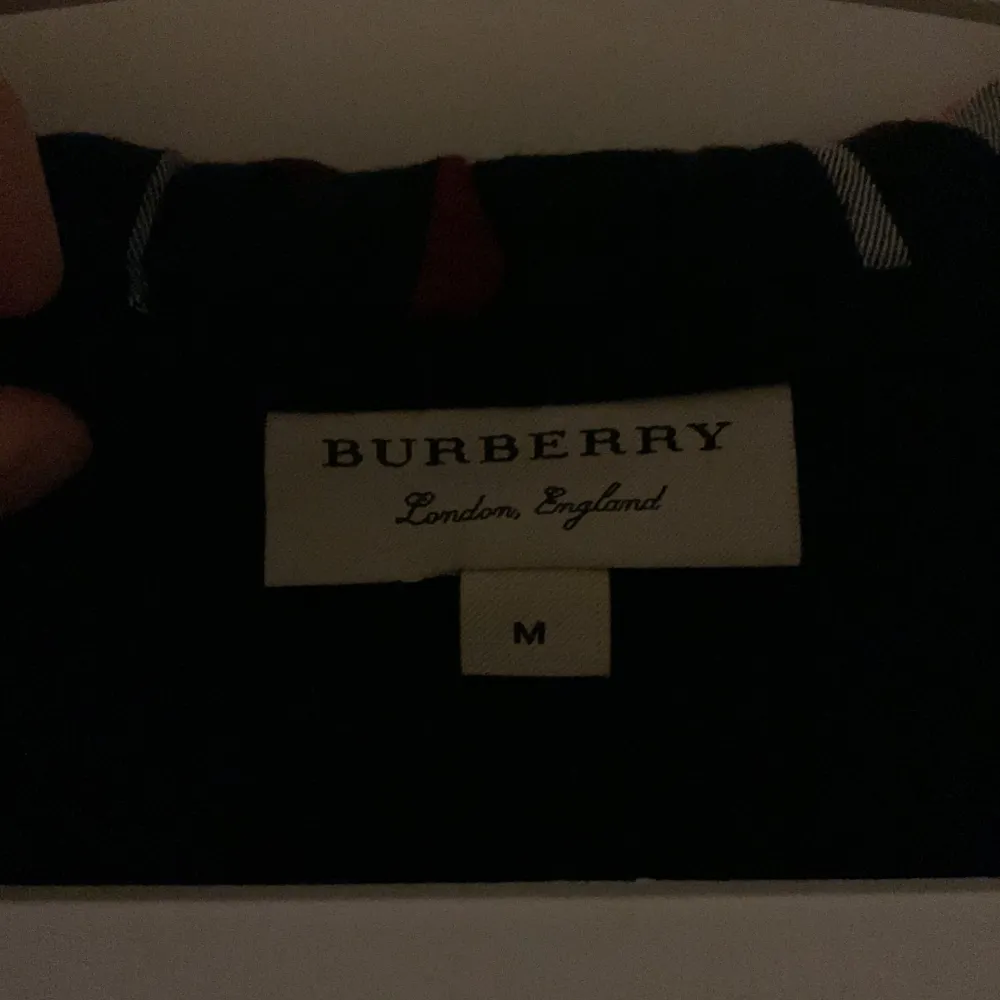 Tja! Säljer nu denna feta Burberry hoodie för ett shysst pris, skicket är 10/10, inget är trasigt jag har bara tröttnat på den, kan tänkas byta.. Hoodies.