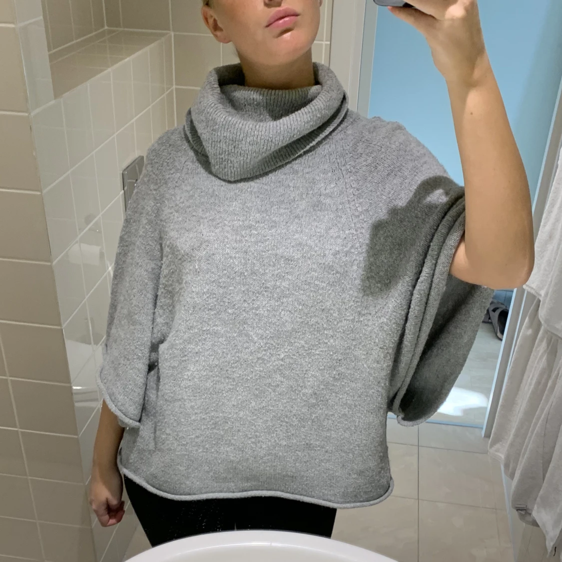Grå poncho