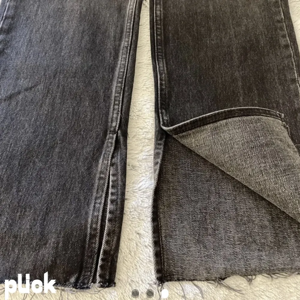 Helt nya jeans med prislapp på. Säljer pga de inte kommer till användning. Orginalpris-599 (pris vid snabb affär kan diskuteras) . Jeans & Byxor.