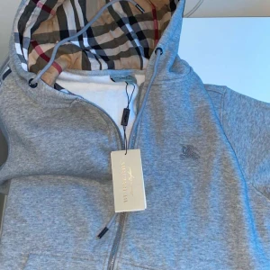 Burberry zip up - Bra skick helt nu . Äkta vara . Säljs för 2100 men vid snabb affär kan gå ner . Storlek M men passar även S