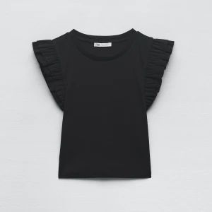 Volang t shirt från Zara  - Jätte fin zara topp! Den e helt oanvänd å är därför i väldigt fint skick! 