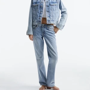 Low rise jeans  - Säljer dessa skit snygga , helt nya , slutsålda Hm jeans ! Aldrig använda , beställde de precis men de var tyvär inte min storlek! Storlek 36  SKRIV PRVIAT INNAN KÖP !!!! 