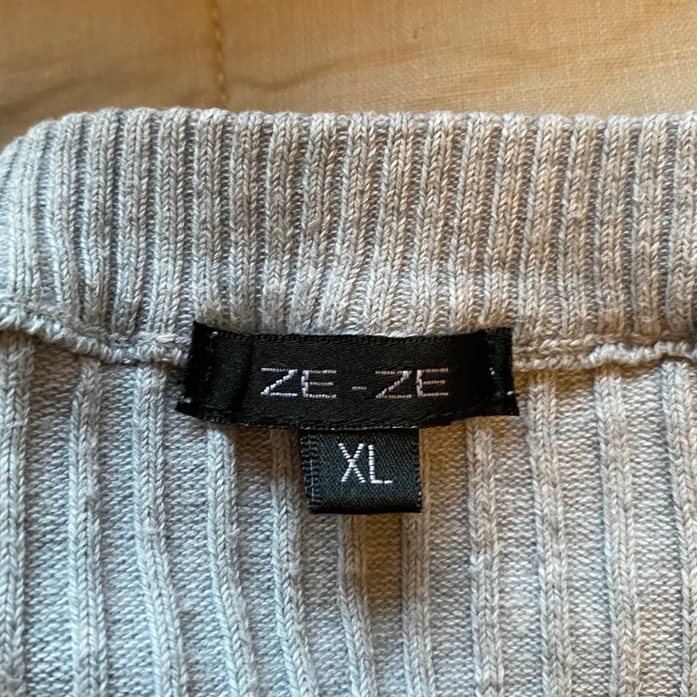 Säljer denna gråa kortärmade koftan från ZE-ZE. Vet inte om det är märket men det står så på lappen (jag köpte den secondhand) Den är i storlek XL men skulle snarare säga att den är en M och kanske L.. Tröjor & Koftor.