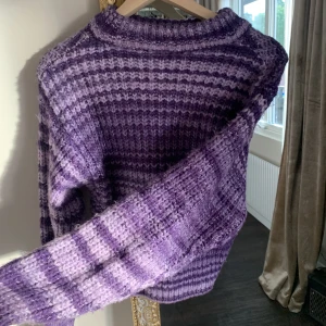 Stickad tröja  - Säljer min jättefina lila stickade tröja från zara. Kom privat för fler bilder eller frågor ❤️