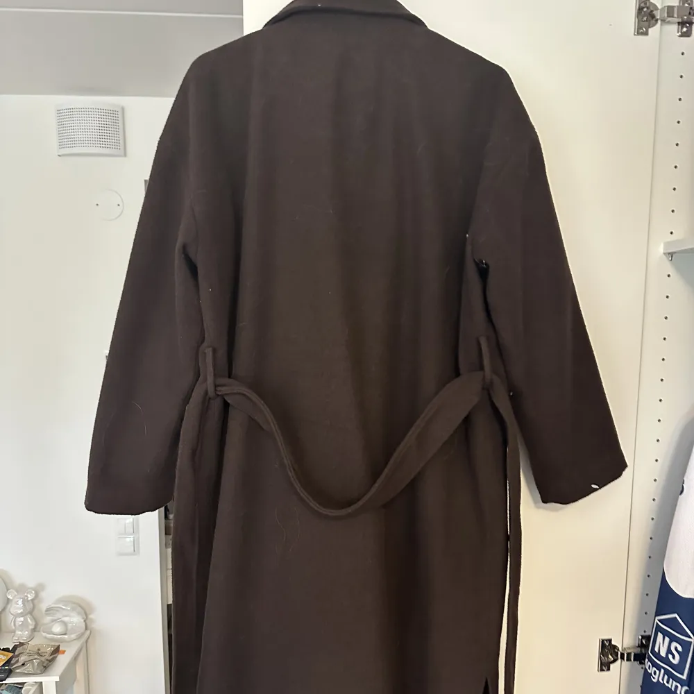 https://www.bubbleroom.se/p/bubbleroom/klader/jackor-kappor/kappor/alemah-oversized-coat-dark-brown Använd en halv höst, väldigt bra skick. Storlek 40, funkar också på 38. Frakta eller mötas upp i Stockholm!  Kan sänka priset. Tvättas innan den säljs :) . Jackor.