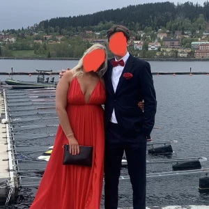 Balklänning ❤️ - Säljer nu min otroligt fina balklänning från Ivoryfiled som tyvärr inte säljs längre. Hör av er för mer mått om klänningen då den insydd på vissa ställen. Använd 2ggr ❤️nypris 1900