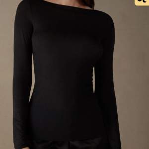 Säljer min svarta Intimissimi tröja har ett litet hål på baksidan men inget som syns när den är på. Ordinarie pris 569 men säljer för 250.