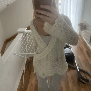 Stickad kofta  - Superfin stickad kofta som kan knytas på olika sätt 🥰passar s och m