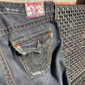 Nu säljer jag mina super snygga äkta true religion jeans som är low waist och bootcut. Säljer pga har för mkt jeans. Jag köpte dom från Tina Adesjö(sista bilden är hennes)för runt 1200 och nu säljer jag dom för 899. Bra skick med bara lite defekter.