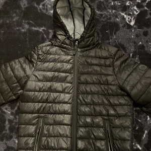 Höst och vinter jacka (berskha) - Nu säljer jag min vinter och höst jacka märke bershka. Priset kommer att ligga på 150-200kr priset kan diskuteras vid snabbaffär