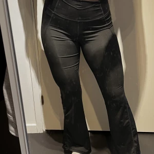 Flare tights - Utsvängda tights från SHEIN, de är på gränsen till för korta på mig som är 171 cm