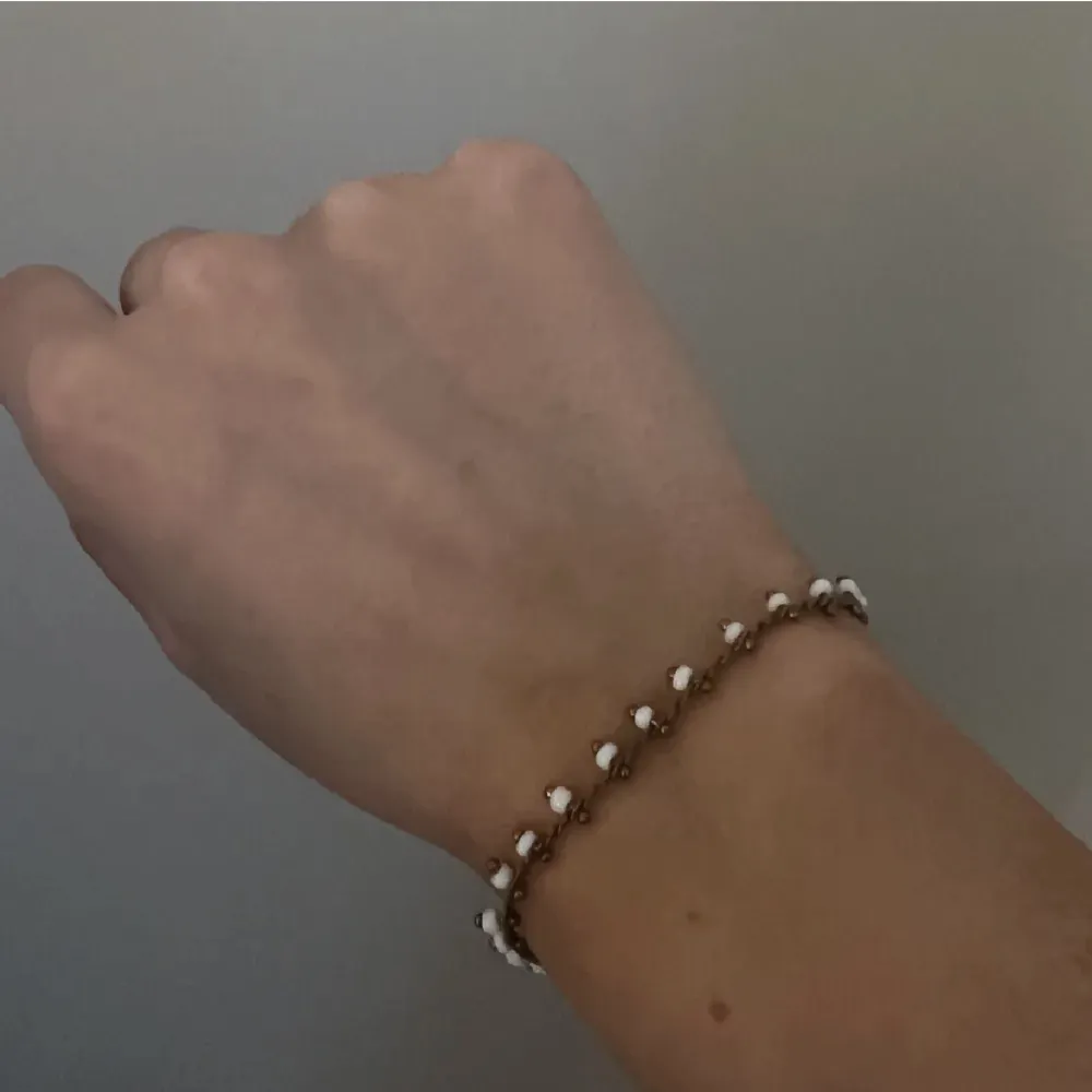 Guldigt armband med vita pärlor från Etsy. Aldrig använt💓. Accessoarer.