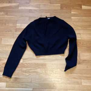 Kort stickad tröja - Fin svart cropped tröja! Aldrig Änvänd! Ser blå ut på bilden men den är svart!!!