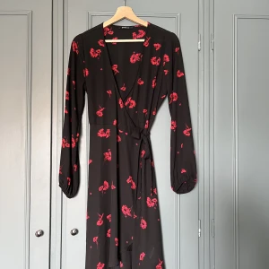 Klänning - Vadlångklänning från Gina tricot i storlek 34. Använd en gång på en tillställning, mycket fint skick. 