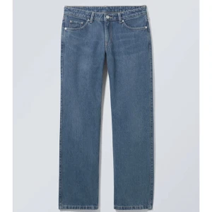 Weekday arow low - Nästan helt oanvända jeans från weekday i modellen arrow low i färgen grey blue ❤️tyvärr förstora för mig! Pris kan diskuteras 