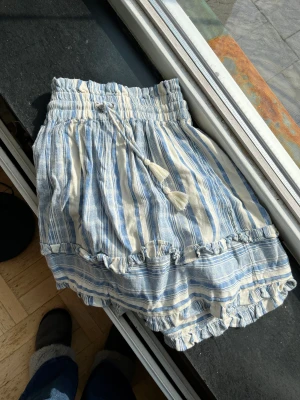 Somrig kjol - Jättefin kjol från BikBok. Tyget är lite tjockare så jag upplever inte att den åker upp särskilt mycket när det blåser. 