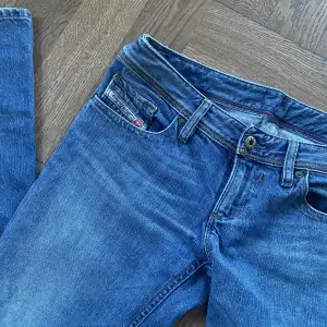 Säljer dessa raka ( inte bootcut) diesel jeans köpta på sellpy för ett tag sen💕 Skriv för fler bilder! De passar ca 34-36 och lagom långa för mig som är 171 cm