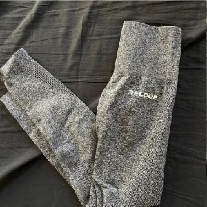 Relode thigts  - Relode träningsthights. Nypris 699 kr. ES märket är lite slitet men inget man tänker på därav pris. Bra skick och sitter ganska fint.