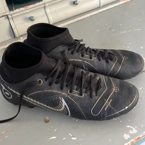 Fotbollsskor Nike Mercurial Syperfly 8 Academy - Mycket fina Nike Mercurial Syperfly 8 Academy. Använda i en säsong Storlek 40,5  Kan skicka, köparen betalar frakt. 