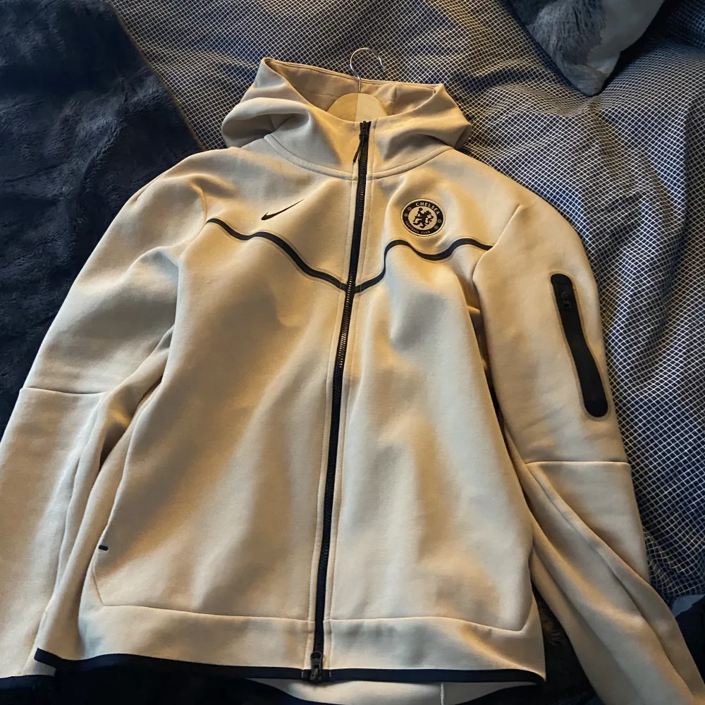 En tvärfet nike tech fleece hoodie med chelsea tryck. Den är i nytt skick och finns lappar kvar till den 10/10. . Hoodies.