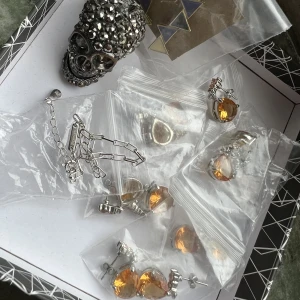 Smycken, allt på bilden  - Alla smycken på bilden är för mitt pris fynda nu! Allt är nytt förutom skalle som är tradigt hänge men fin att ha. Äkta silver 925 armband