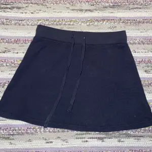 En väldigt fin kjol från Brandy Melville. Ingen av bilderna vissar den rätta färgen men den är fin blå och har små rutmönster. Den är väldigt bra skick, nästan aldrig använd. De säljer samma modell i en annan färg på deras hemsida ifall man vill kolla. :)