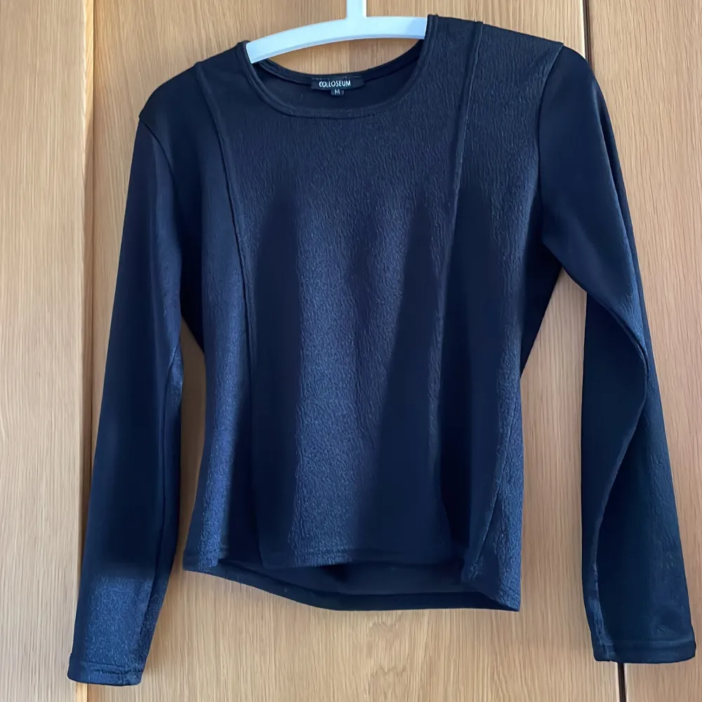 Skitsnygg tajt topp! Stl M men skulle säga att den är mindre än så. Yläosat.