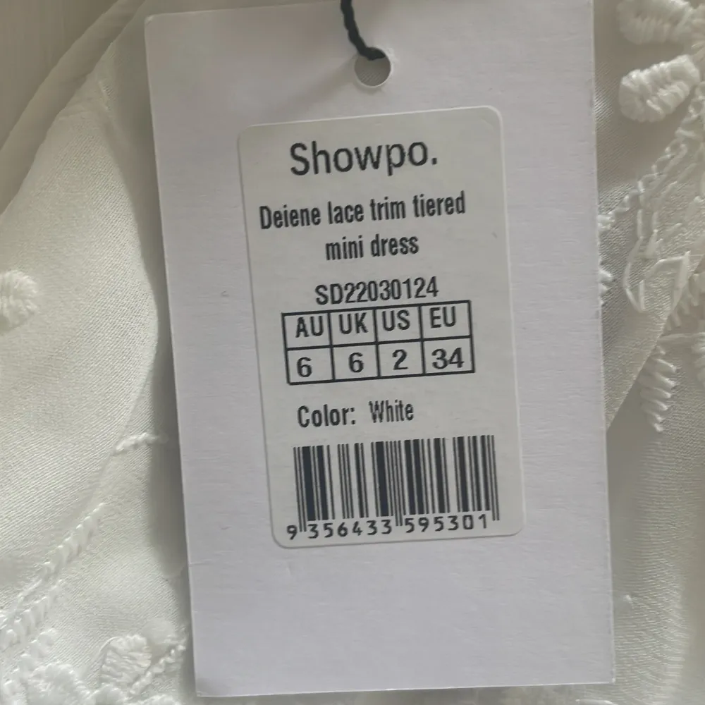 Studentklänning från Showpo i storlek 34, den är i nyskick med prislappen kvar. Köpt här på Plick bilderna är lånade😊. Säljer pga den inte passade mig.  Köparen står för frakt🏡. Klänningar.