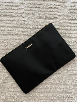 Datorfodral  - OANVÄNT! Svart datorfodral från ideal of Sweden! Med guld dragkedja. Passar datorer upp till 16 tum.