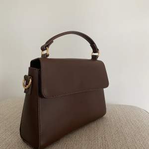 Säljer denna handväska i en nyans av brun. Ett större fack och två mindre. Frakt tillkommer💕