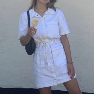 Vit jeansklänning - Vit jeansklänning. Använd fåtal gånger. 